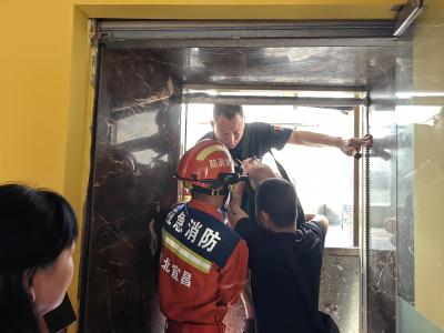 宜昌夷陵：被困电梯如何自救？