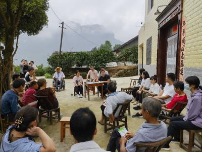 屋场会上话家常 政策宣讲“零距离”