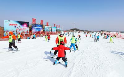 湖北宜昌：百里荒滑雪场开板 “两山”基地点燃冰雪“热”经济