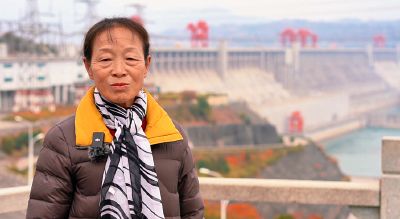 【三峡事 夷陵人】三峡移民胡炎芬：她出生时 周总理悄悄在杯底压了2元钱