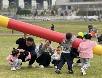 夷陵区直属机关幼儿园开展“拥抱春天”户外亲子活动