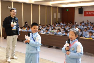 新华书店联合夷陵区图书馆、平湖小学成功举办“坦克叔叔读书分享会”