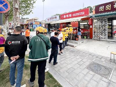 网红包子“鲁包包”落户夷陵烟火YEAH巷，暖心馈赠城市“摆渡人”