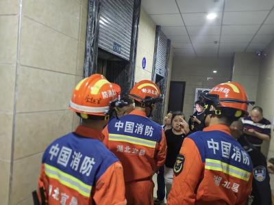 四名小孩电梯被困 夷陵消防快速救援脱险