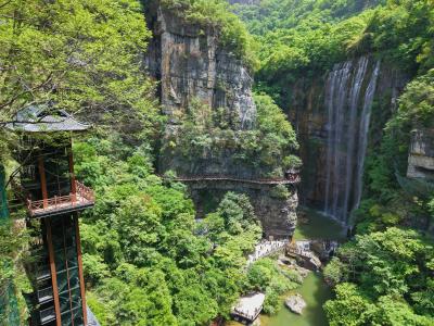 三峡大瀑布五一首日迎高峰，新观光电梯与飞拉达成焦点
