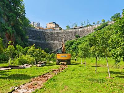 小溪塔街道峡江路停车场项目开工