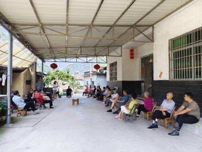 屋场会上齐讨论，共促环境整治新提升