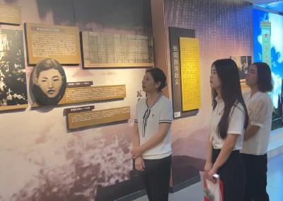 瞻仰烈士陵园 锤炼廉洁作风