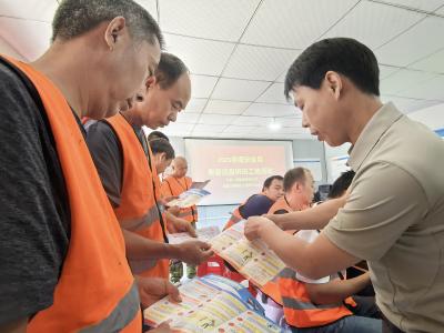 【支客师宣讲】下堡坪乡：普法宣传进工地 系牢法律“安全帽”