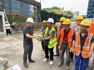 夏日送清凉 关怀润人心