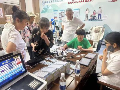 社保换卡进社区 便捷服务暖民心