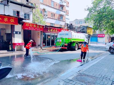 清理地面油污 擦亮城市底色