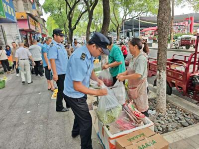 整治三巷农贸市场周边秩序 市民出行更畅通、生活更舒心