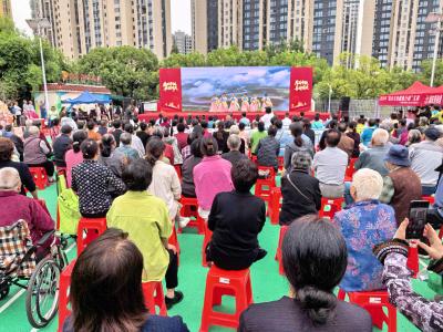 望江社区开展“文明共创·幸福同行”党建引领幸福小区建设暨迎国庆文艺活动