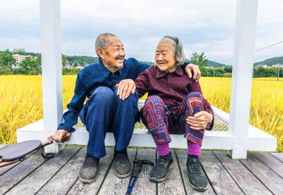 九旬伉俪稻田打卡，夷陵南垭共庆丰收