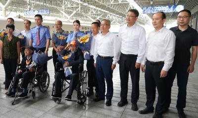 夷陵区迎接抗战烈士李竹林遗属载誉归来