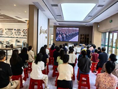 共赏阅兵盛况 厚植爱国情怀