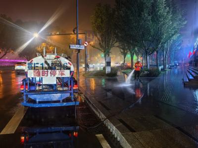 夜间冲洗换新貌 环卫聚力迎佳节