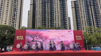 党群同心筑家园  幸福小区庆华诞