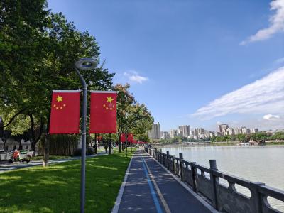 双节同庆氛围浓！夷陵城区“盛装”迎佳节