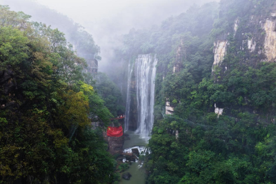 百米瀑布映红旗，暖心早餐宠游客 三峡大瀑布这个国庆很贴心！