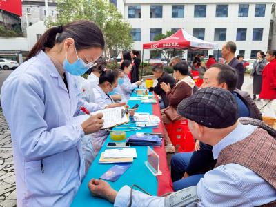 平湖永兴两社区联合开展重阳节敬老活动