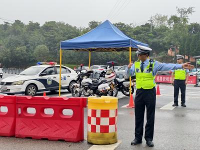 全力应对“双节”出行高峰 多措并举保障路畅人安