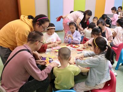 亲子共读话中秋 传统文化润心田