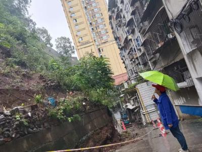 雨中踏泥查险点   社区尽责守民安