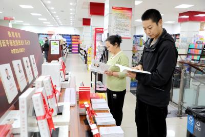 夷陵区新华书店《习近平谈治国理政》第五卷热销