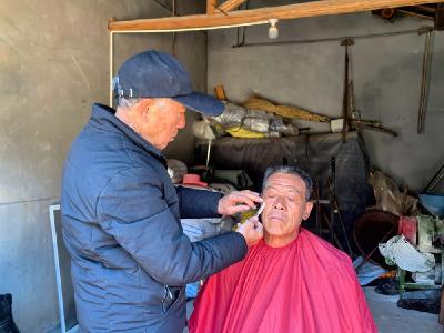 宜昌夷陵：40载“移动理发摊” 暖透山村老人心