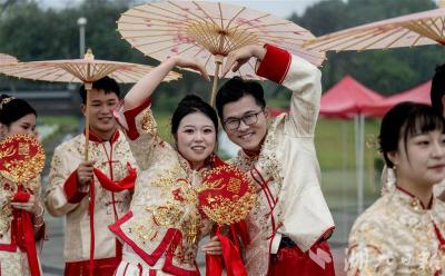三峡大坝前，24对新人“爱满长江 情定宜昌”