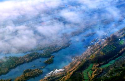 宜昌夷陵：黄柏河现平流雾奇观 高铁大桥穿行如入仙境
