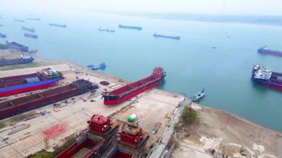 夷陵区首艘LNG集散两用新能源货船“乐通新能3”顺利吉水