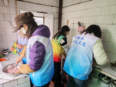 志愿者日饺香飘 社区关怀暖心巢