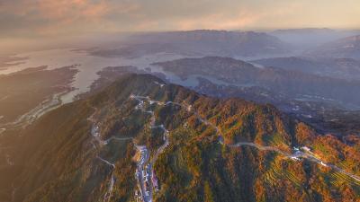 三峡坝区这条盘山公路 藏着秋冬最美渐变画卷
