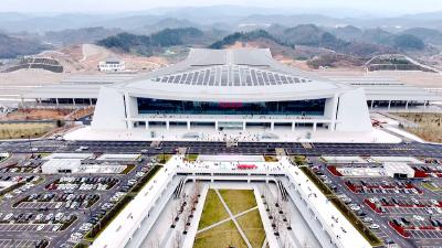 宜昌高铁北站开放日人气爆棚 市民争先打卡城市新地标