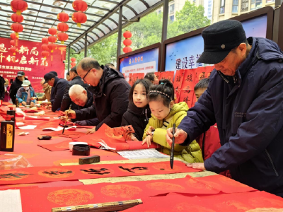 润城社区：翰墨迎春送福至 情暖邻里年味浓