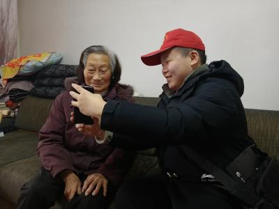 港虹社区：暖心敲门办实事 虹心助老解民忧