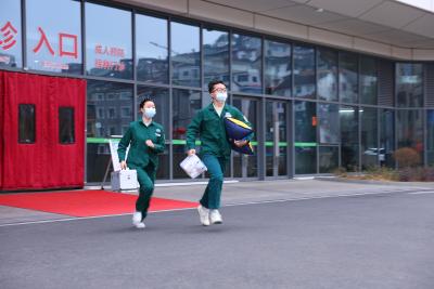 惊心动魄！夷陵医护弃车飞奔，横穿马路抢救心梗患者