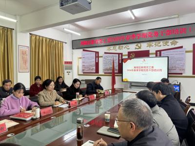 “讲台”搬到校门口，“定制”送到心坎上