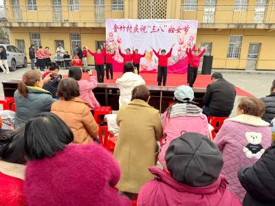 自编自演嗨翻天 乡村舞台绽芳华