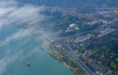 三月雾漫乐天溪 三峡江段绘就生态壮景