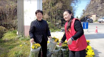 鲜花换纸钱 新风润心田