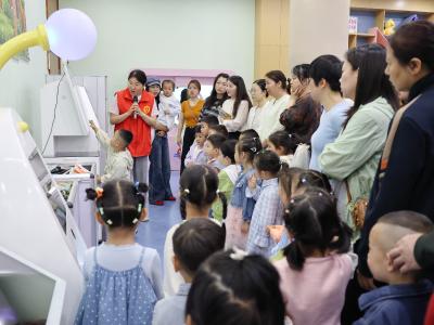 城央壹品分园：走进图书馆 浸润书香里