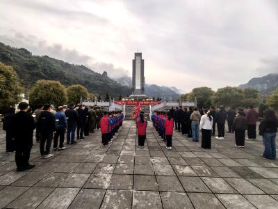 追寻英烈志 砥砺奋进心 夷陵区开展“追寻·2026·清明祭英烈”祭扫活动