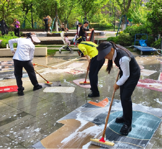 锦湖社区：便民服务洗地垫 贴心服务暖邻里