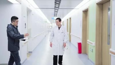 青蓝相承，医路向前。青春在仁心接力中不彷徨，向前走！