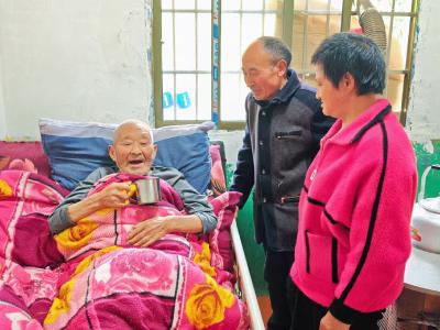 身残心善报养育恩 六旬养子悉心守护百岁老人