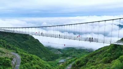 百里荒雨后现绝美云海。